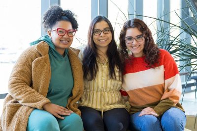 Ana Ryan (‘24), Susana Diaz-Anderson (‘23), and Gabriela Miranda-Rivera (‘24) sitting on a bench in the VMIA at VMCVM.