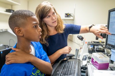 Roanoke scientist shows local youth heart cells at the Fralin Biomedical Research Institute